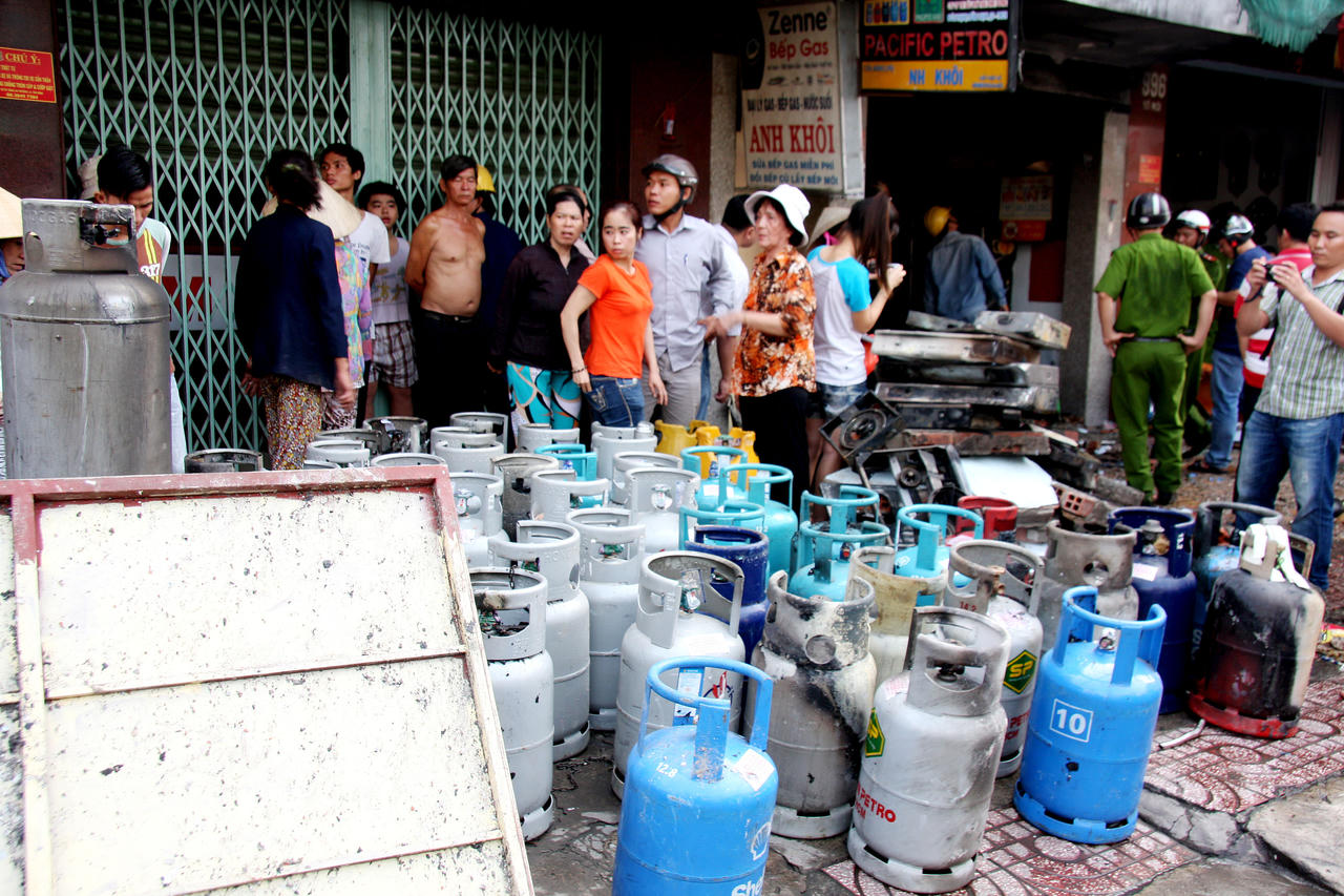 Nổ kinh hoàng tại đại lý gas, ba người nhập viện